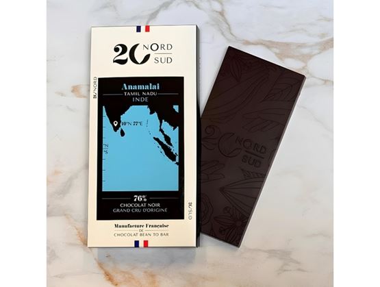 “20° Nord 20° Sud” dark chocolate bar (Anamalai, India) with its packaging, placed on a marble background.