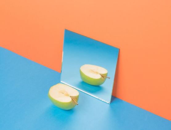 Pomme en face d'un miroir