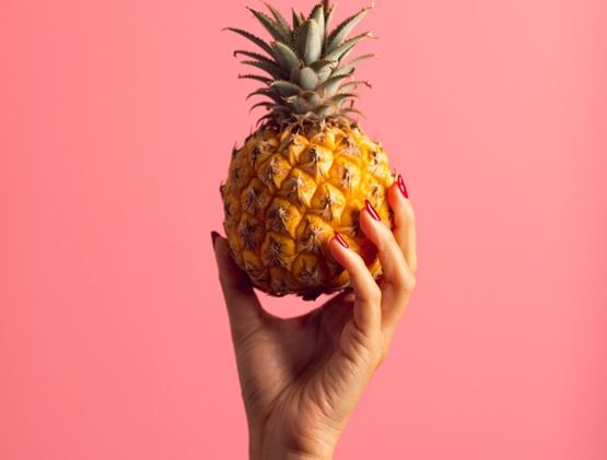 Main tenant un ananas