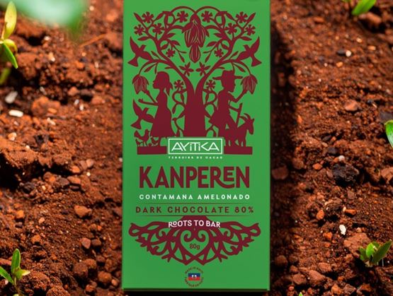 80% dark chocolate bar from Axitika “Kanperen” placed on red soil, featuring a green package with a stylized tree and human silhouettes.