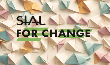 Affiche avec le message « SIAL FOR CHANGE » sur fond de formes géométriques en papier plié aux couleurs pastel.