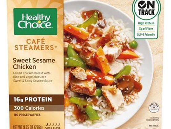 Boîte de plat préparé Healthy Choice Café Steamers « Sweet Sesame Chicken » avec poulet grillé, riz et légumes dans une sauce soja sucrée au sésame.