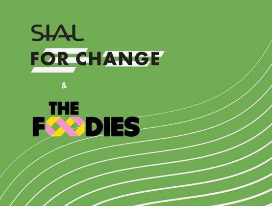 Visuel graphique sur fond vert avec les textes « SIAL FOR CHANGE & THE FOODIES », incluant un élément coloré dans le mot « FOODIES » et des lignes blanches courbes évoquant le mouvement.