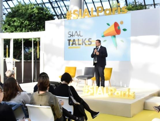 Conférence SIAL Talks avec un intervenant sur scène face à un public au salon SIAL Paris.