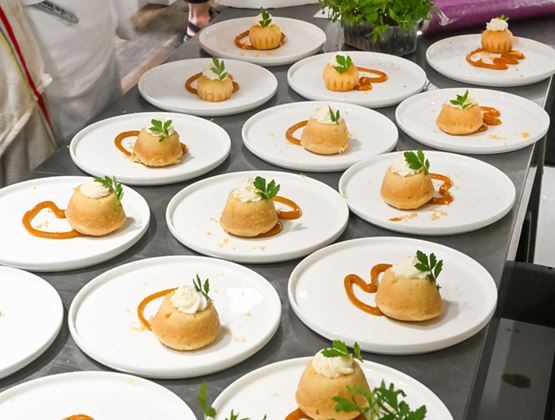 Desserts individuels garnis de crème et d’herbes fraîches, disposés en rangées en cuisine lors du déjeuner presse SIAL Insights 2026.
