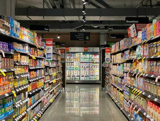 Allée de supermarché remplie de céréales et de produits pour le petit-déjeuner, illustrant le passage des tendances alimentaires de l’influence digitale aux rayons.