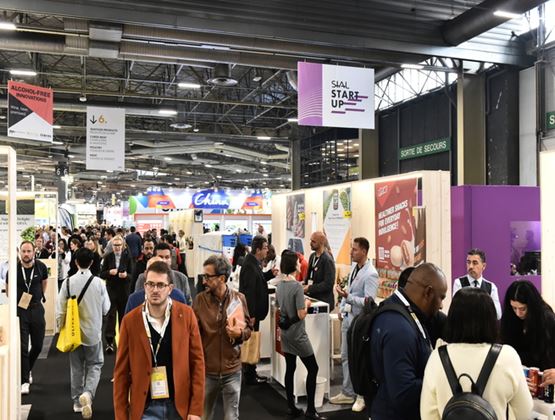 Allée animée du SIAL Paris avec de nombreux visiteurs et exposants dans l’espace SIAL Start-up.