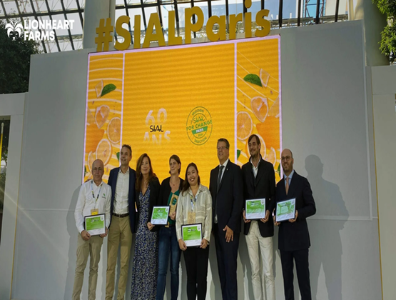 Des représentants de Lionheart Farms recevant des certificats sur scène lors de la cérémonie des SIAL for Change à SIAL Paris.
