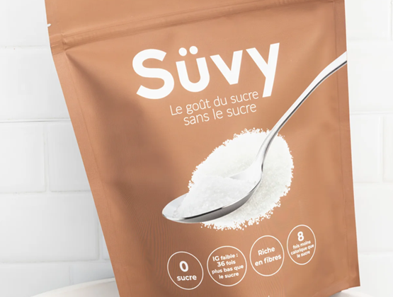 Pouch of Süvy sugar substitute shown with a spoonful of white powder.