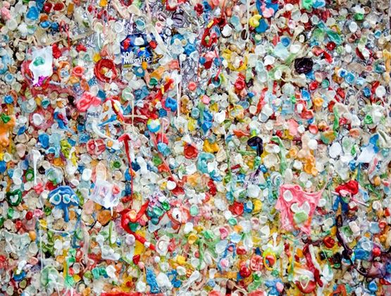 Assortiment coloré de déchets plastiques mélangés collectés pour le recyclage.