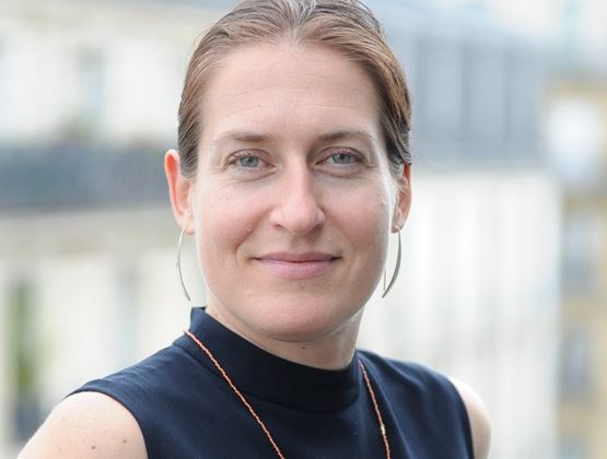 Portrait de Maria Bertoch souriante sur un arrière-plan légèrement flou.
