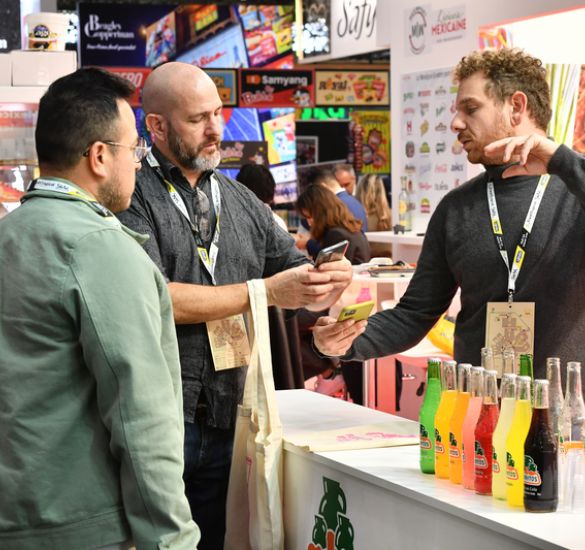 Conversation between two participants during a Top Buyer meeting at SIAL Paris.