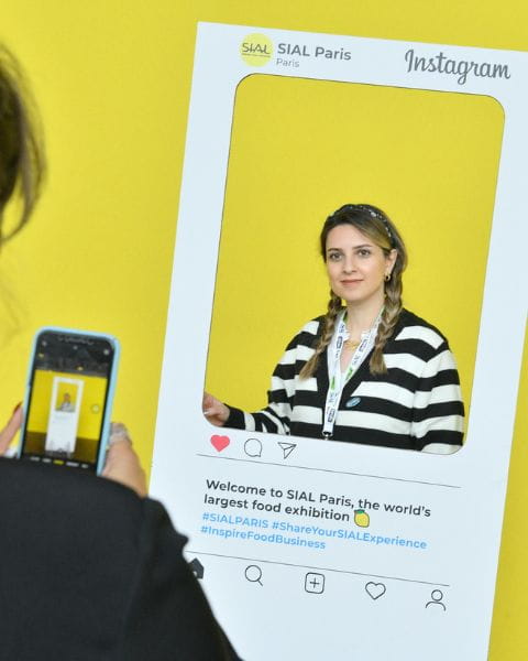 Une femme dans un cadre à selfie sur SIAL Paris