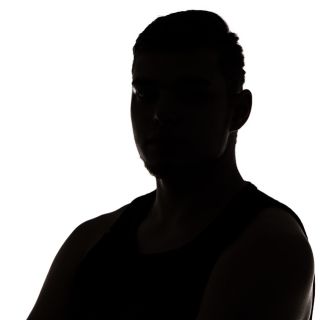 Silhouette d'une personne en contre-jour, avec un fond blanc.