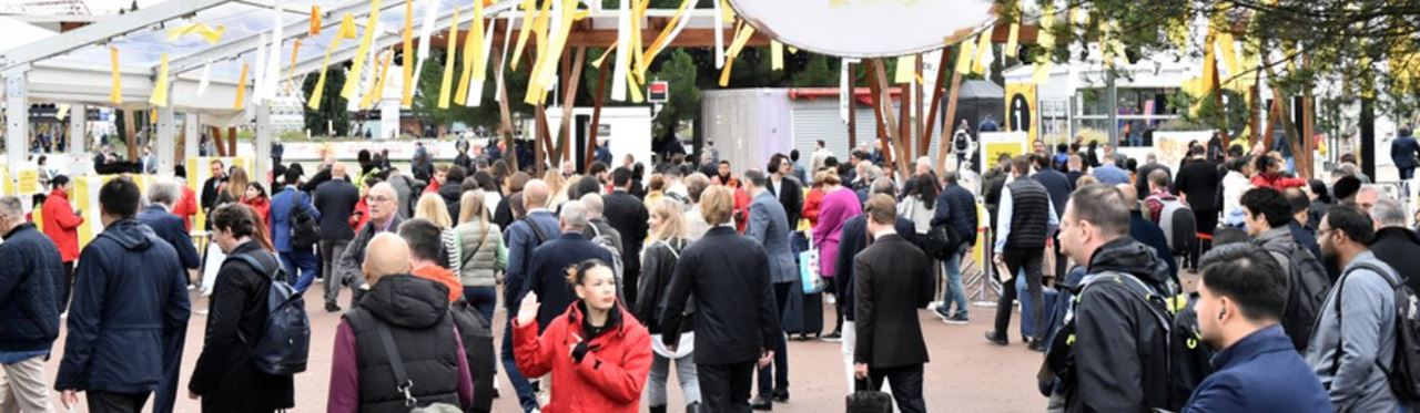 crowd SIAL Paris entry
