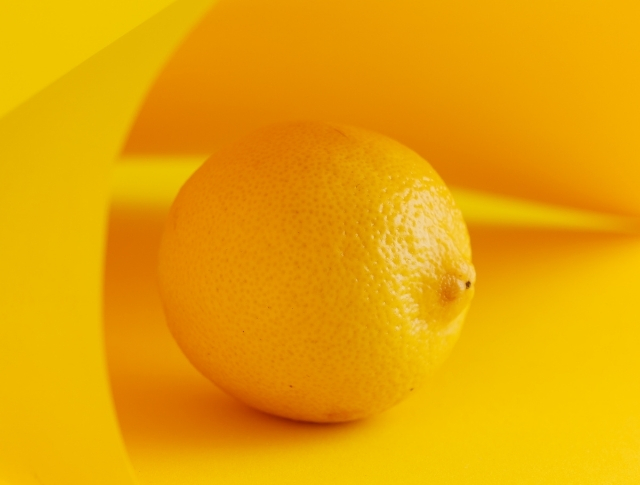 Citron jaune couvert par une feuille de papier jaune