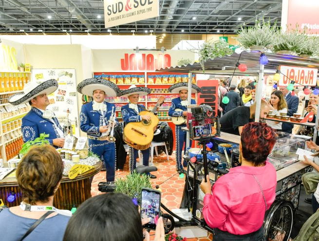 Musicians played guitare with public