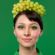Femme portant une couronne de fleurs jaunes sur fond vert.