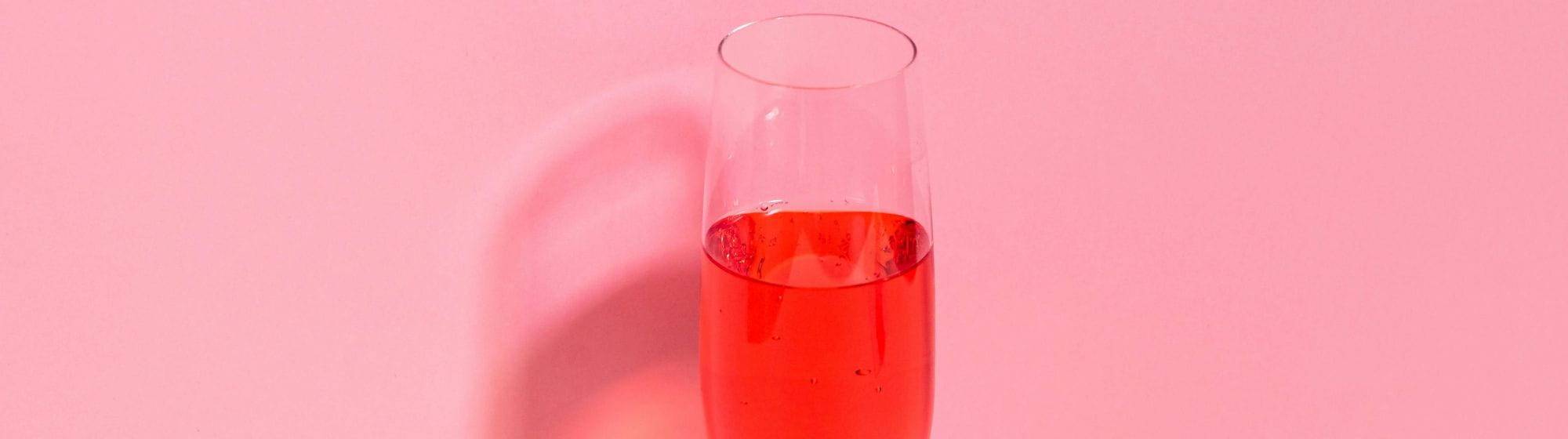 Coupe de chamgne avec du liquide rouge