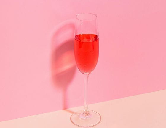 Coupe de champagne avec du liquide rouge