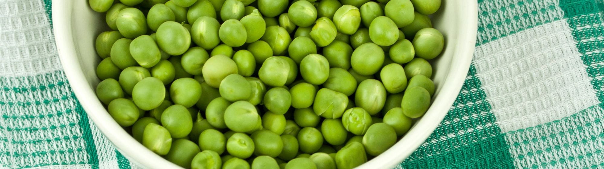 Green peas in bowl 