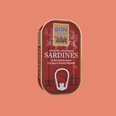 Boîte de sardines en conserve avec ouverture facile sur fond coloré