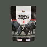 Sachet de fromage pour fondue prêt à l’emploi présenté sur fond sombre