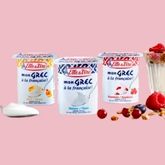Gamme de yaourts à la grecque présentée en pots sur fond rose