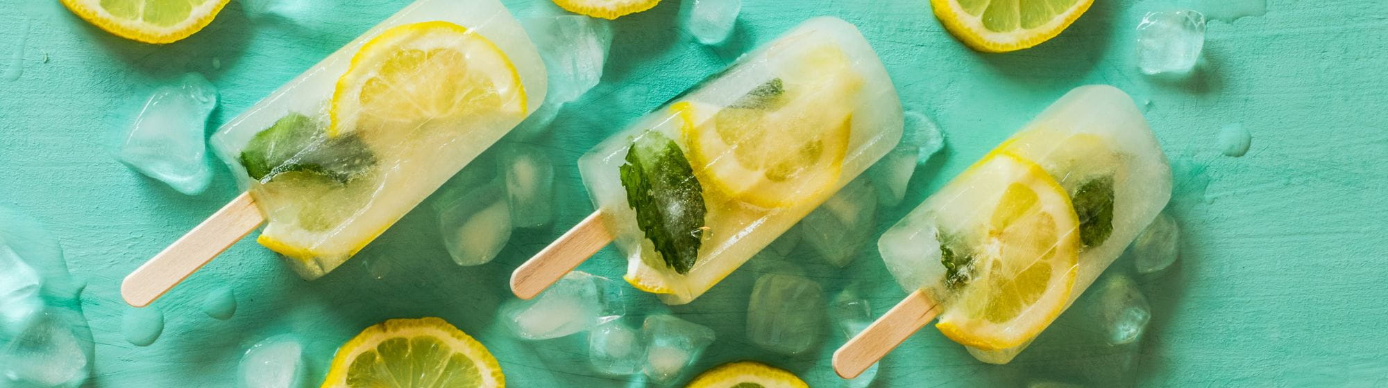 Glace à l'eau avec des fruits dedans