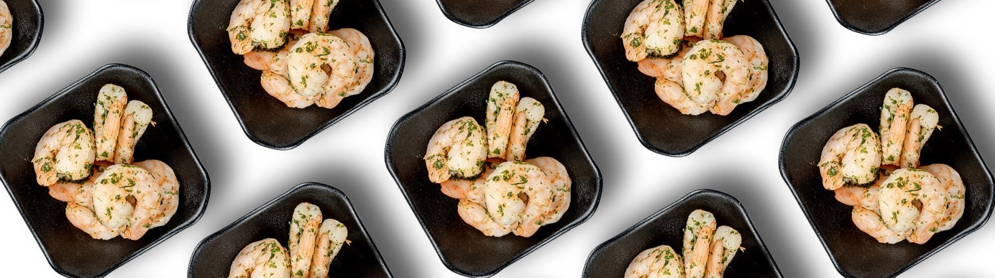 Plusieurs assiettes avec des crevettes