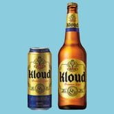  Canette et bouteille de bière Kloud sur fond bleu clair
