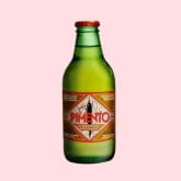 Bouteille en verre verte de la boisson Pimento, sur un fond rose pâle.