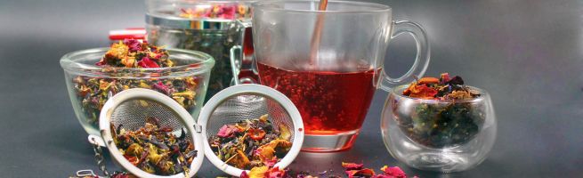 Feuilles de thé et thé dans une tasse