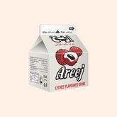 Boisson au litchi Areej dans un petit carton individuel sur fond beige.