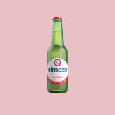 Bouteille de bière Almaza sur fond rose.