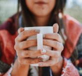 Fille avec une tasse de boisson chaude dans les mains