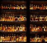 Bouteilles de spiritueux sur des étagères