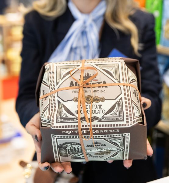 Panettone italien présenté avec un emballage élégant
