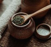 Feuilles de thé dans un pot