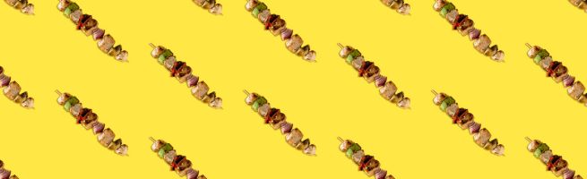 Motif de brochettes sur fond jaune