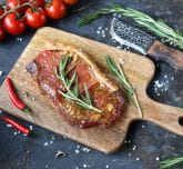 Une viande rouge cuite avec du romarin dessus