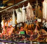 Des saucissons suspendus dans un marché