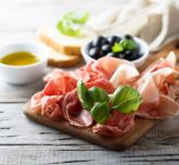 Un plateau apéritif avec du jambon 