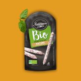 Sachet de charcuterie bio tranchée présenté sur fond coloré