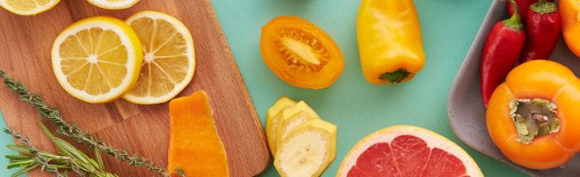 Fruits et légumes jaunes coupés