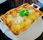 Un plat cuisiné avec du fromage fondu sur le dessus