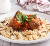 Du riz avec des boulettes de viande à la sauce tomate