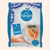 Filet de poulet grillé présenté sur une assiette, emballage de la marque Mon Baluchon.