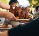 Une dinde cuite au four sur un plat pour des invités