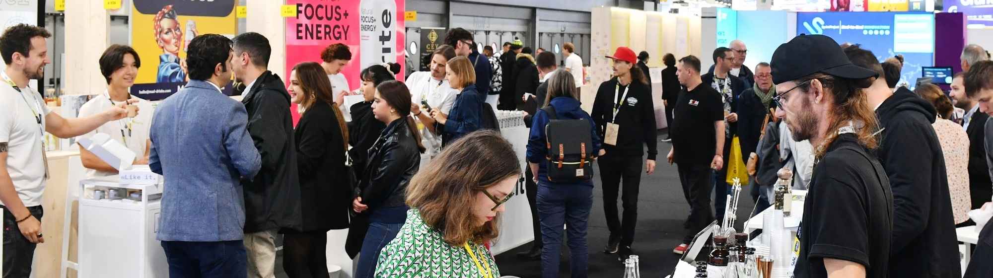 Animated scene of the Start-up Village with discussions and interactions between visitors and exhibitors